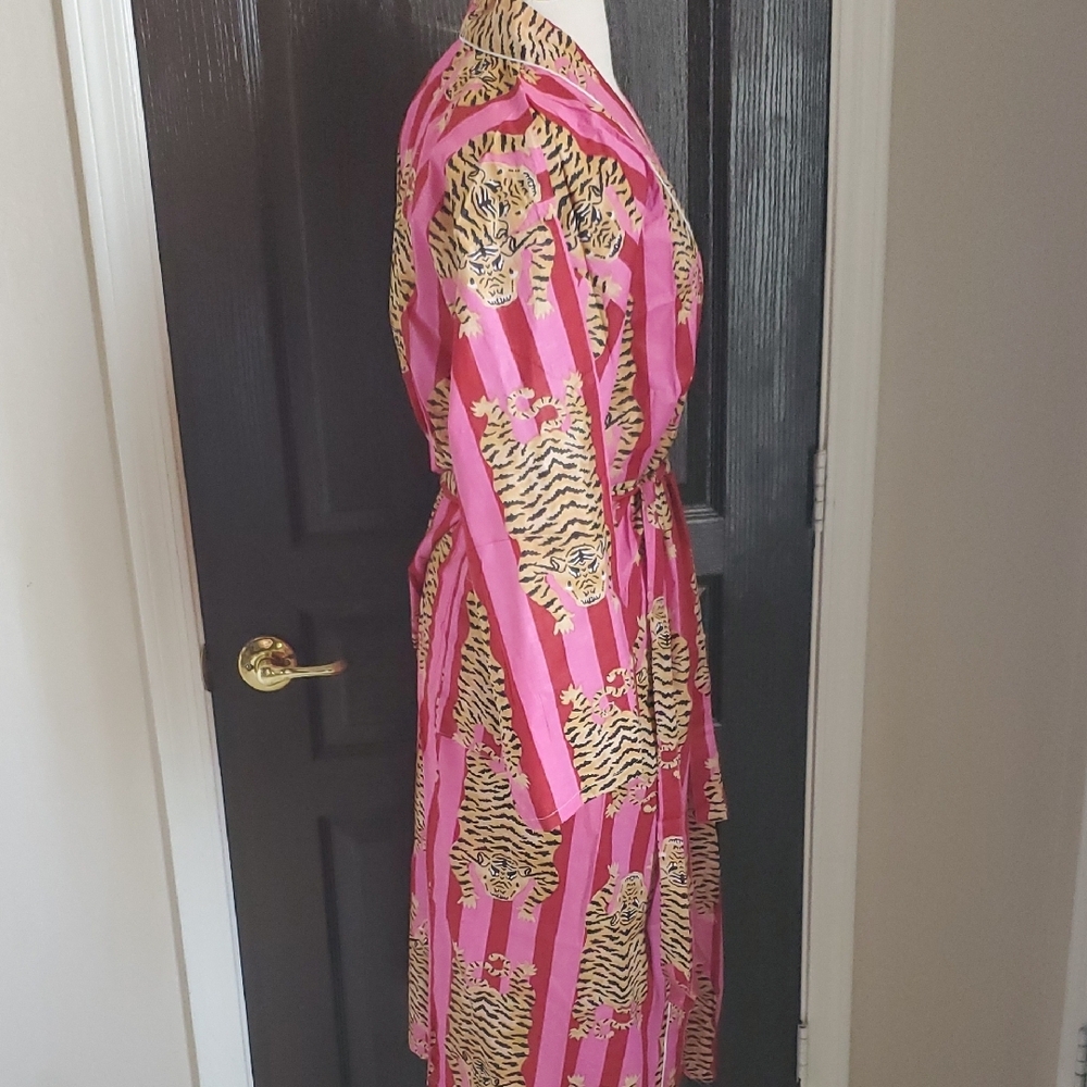 Pink and Black Tiger Robe Nwot - Picture 5 of 6